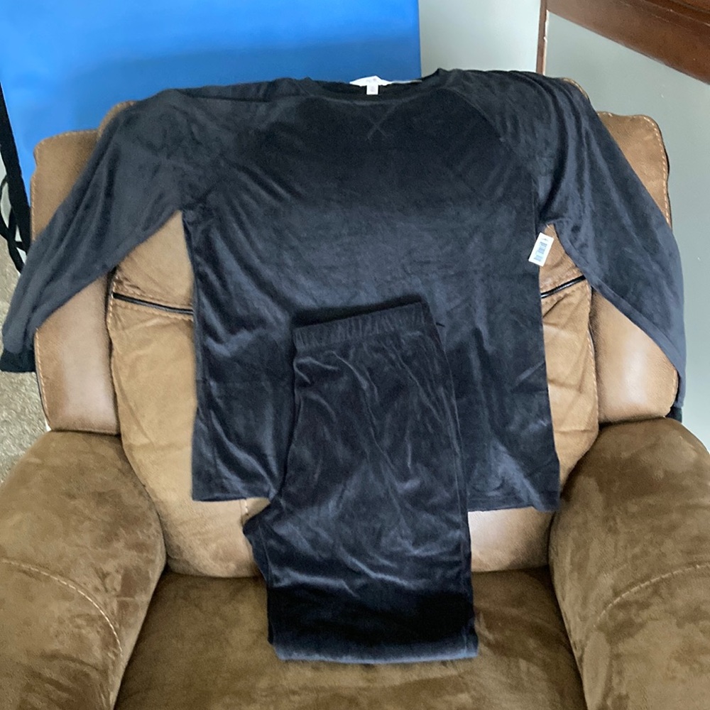 Size 4-6 velour pajama set in black